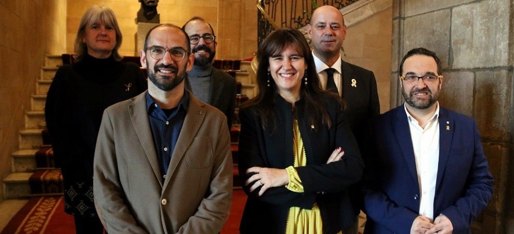 La consellera de Cultura, Laura Borràs, l'alcalde de Sabadell, Maties Serracant, amb altres representants institucionals i el comissari de l'Any Colla de Sabadell, Joan Safont, aqust dimecres. Autor: ACN. 