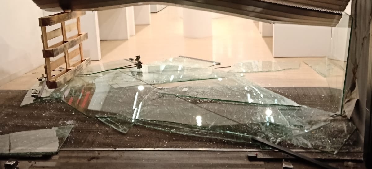 Foto portada: estat de la botiga Apple de Sabadell. Autor: cedida. 