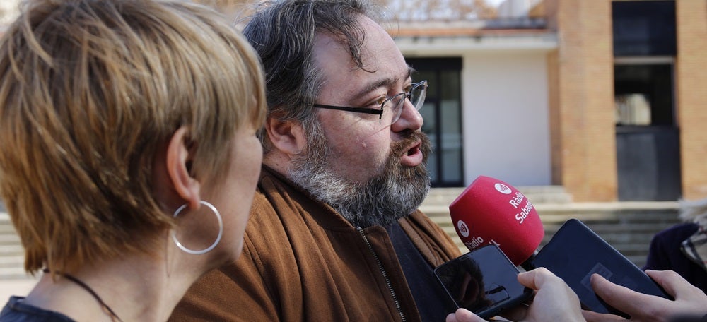 Foto portada: Ciuró i Baró, a la plaça del Treball, aquest divendres. Autor: M.Tornel.