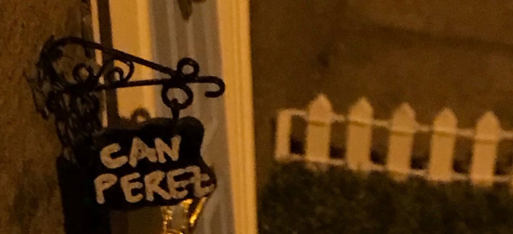 Foto portada: un detall de la casa, al carrer de la Borriana. Autor: cedida. 