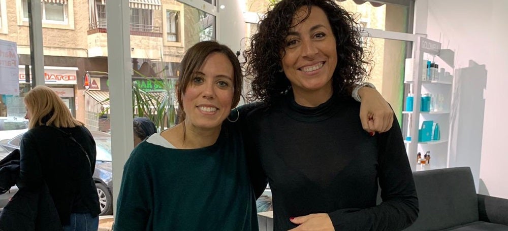 Foto portada: l'alcaldable del PSC, Marta Farrés, i Montse González. Autor: cedida. 