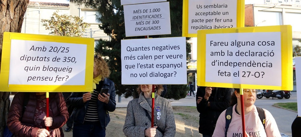 Diverses pancartes que mostren els manifestants del CDR de Sabadell en un acte d'ERC. Imatge del 13 d'abril de 2019. (Hortizontal)