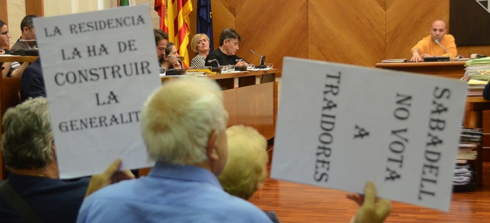 Foto portada: Francisco Fernando, de la Plataforma per la Residència del Sud de Sabadell, a la sala de plens. Autor: David B.