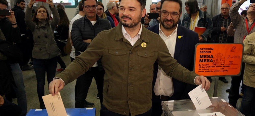 Pla mitjà del candidat d'ERC al Congrés, Gabrien Rufián, votant a l'escola Ribatallada de Sabadell el 28 d'abril de 2019. (horitzontal)