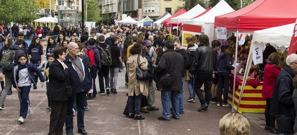 Foto portada: parades de les llibreries, a la plaça Doctor Robert. Autor: David B. 