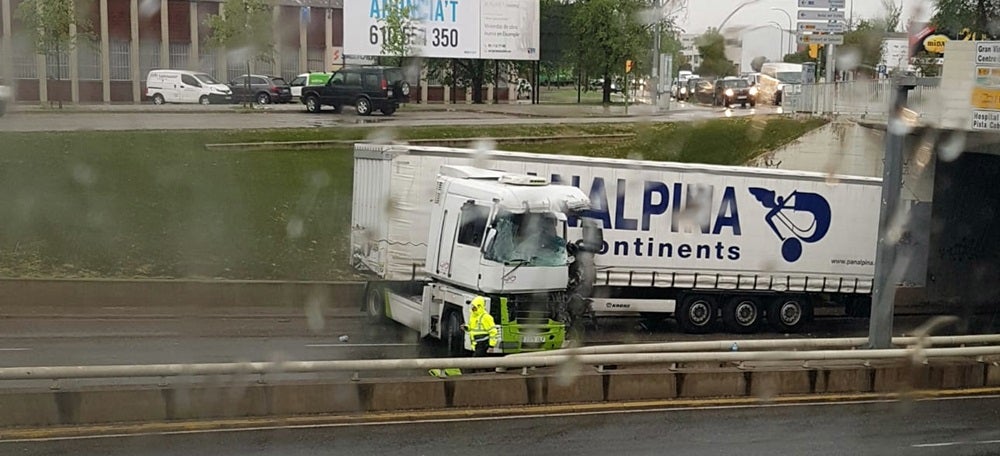 Foto portada: el camió accidentat, aquest divendres. Autor: cedida. 