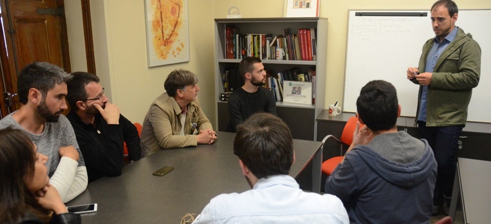 Foto portada: el director de iSabadell, Jordi de Arriba, explicant als representants dels partits la mecànica del sorteig. Autor: David B.
