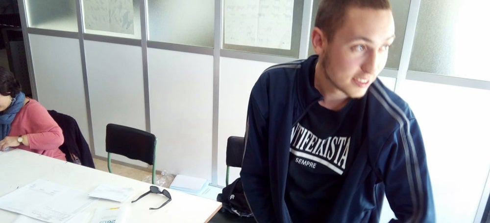 Foto portada: Cesc Esteve, tapant-se la samarreta amb el lema antifeixista després de la decisió de la Junta Electoral, que ha emparat la queixa de VOX. Autor: David B.