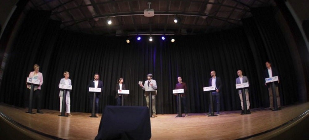 Foto portada: els vuit candidats i el moderador, Xavi Bundó, al centre. Autor: J.P. 