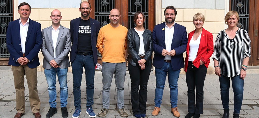 Imatge dels candidats a Sabadell. De dreta a esquerra: Marisol Martínez (100% Sabadell), Lourdes Ciuró (JxS), Juli Fernàndez (ERC), Marta Farrés (PSC), Joan Berlanga (Sabadell en Comú), Maties Serracant (Crida), Adrián Hernández (Cs) i Esteban Gesa (PP).