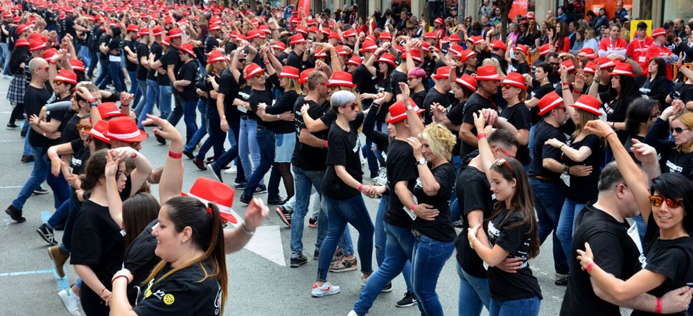 Foto portada: un moment de la coreografia del rècord. Autor: David B.