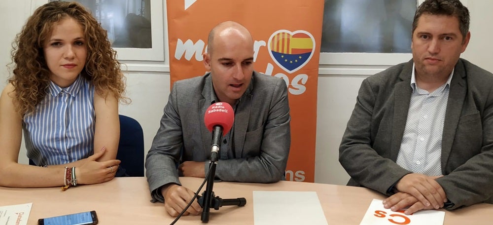 Foto portada: els regidors electes Laura Casado, Adrián Hernández i José Luis Fernández, aquest matí. Autor: J.d.A. 