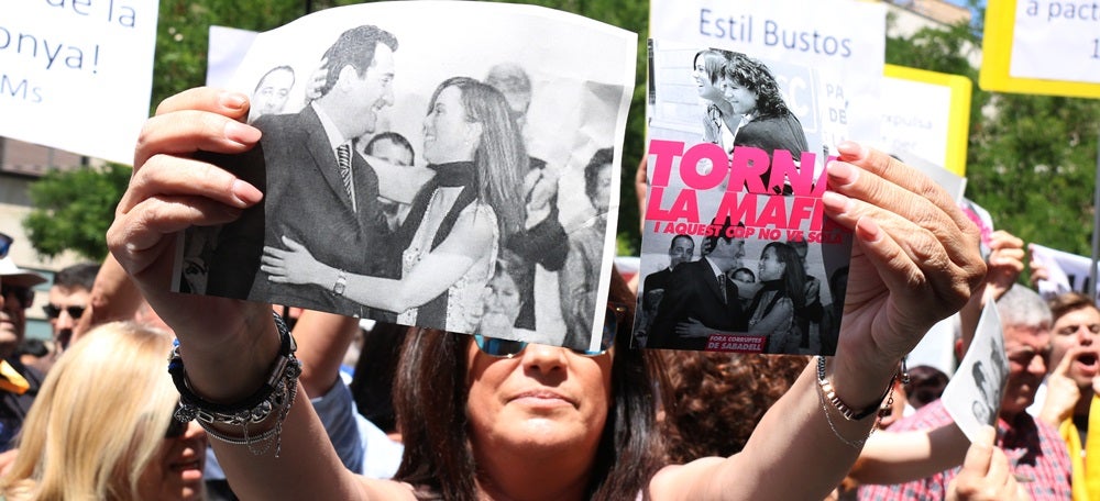 Una manifestant mostrant una imatge de Marta Farrés amb Manuel Bustos i un altra amb Marta Morell el dia 15 de juny de 2019 en una protesta a Sabadell. (Horitzontal)