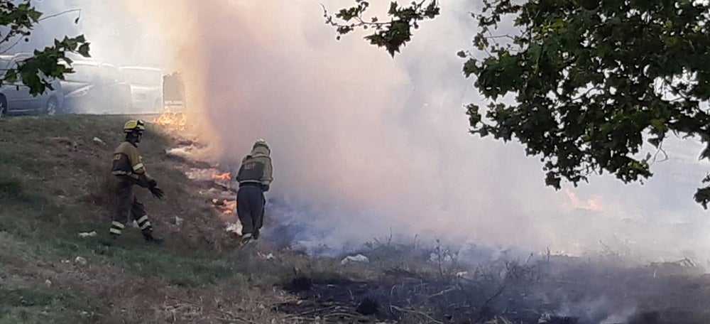 Incendi matolls al Parc del Nord. Auto: cedida. 