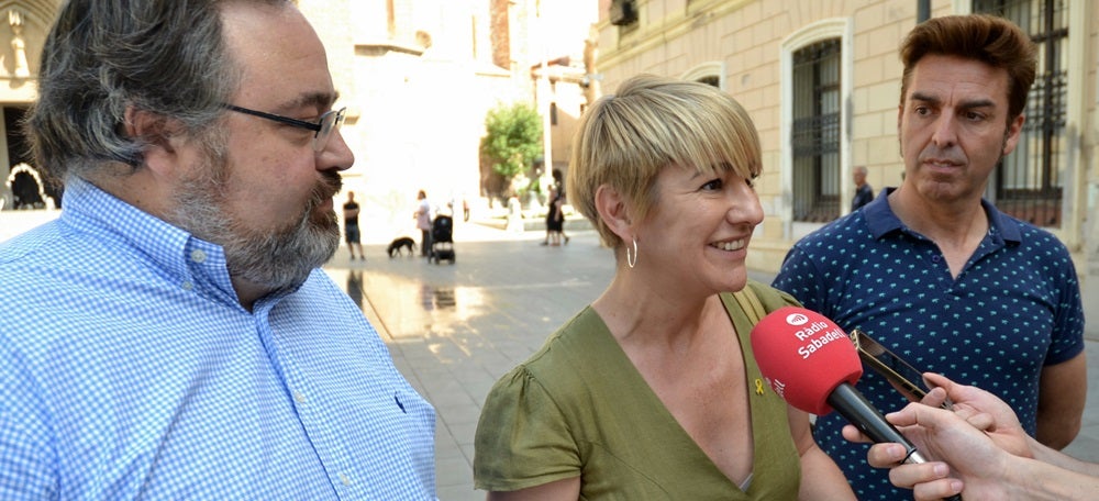 Foto portada: els regidors de Junts per Sabadell, Francesc Baró, Lourdes Ciuró i Quim Carné. Autor: J.d.A. 
