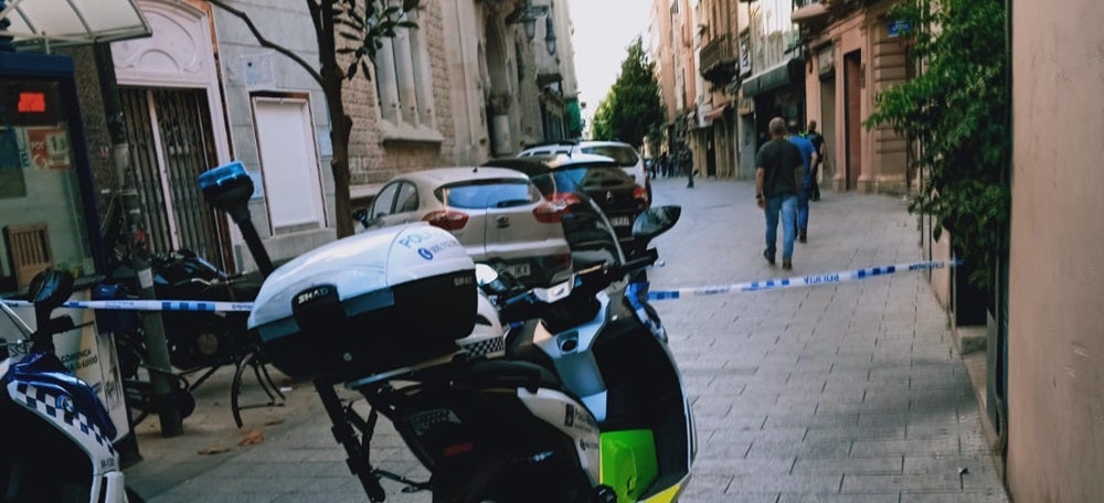 Foto portada: operatiu policial aquest matí, al carrer de Gràcia. Autor: cedida. 