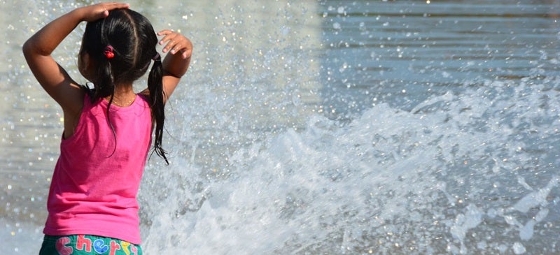 Infant refrescant-se al Parc de Catalunya. Autor: David B.