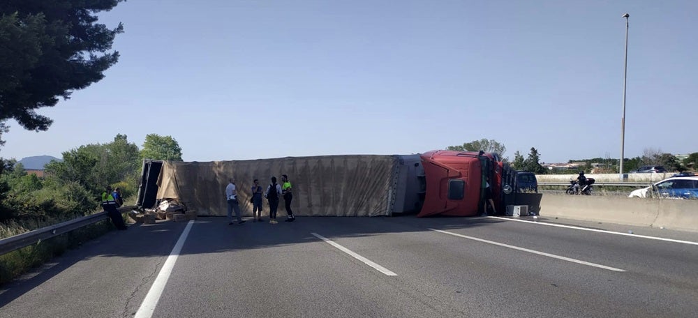 Foto portada: el camió bolcat. Autor: @transit via Twitter.