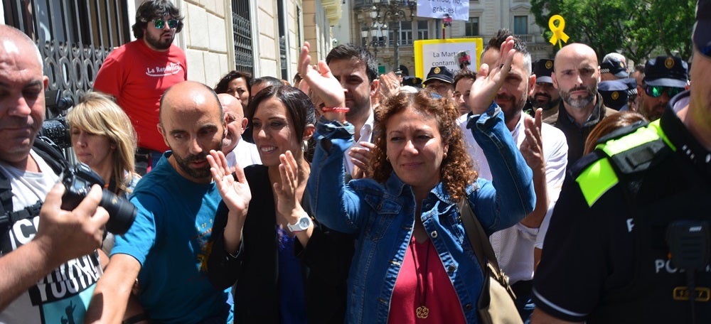 Farrés, sortint del ple, entre simpatitzants i càrrecs del PSC i agents de la policia. Autor: David B. 