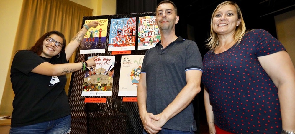 Foto portada: l'autora del cartell, el regidor de Cultura, Carles de la Rosa, i la regidora d'Esports, Laura Reyes. Autor: Ajuntament / cedida.