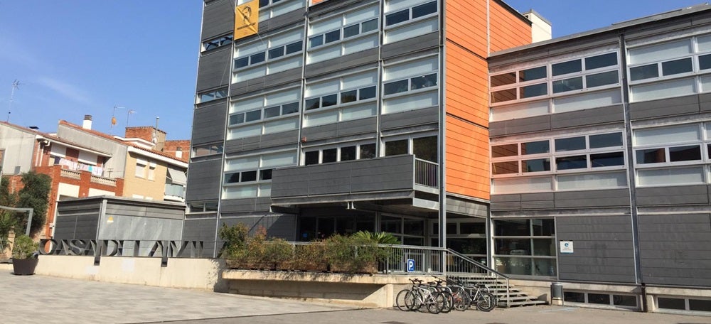 Foto portada: façana de l'ajuntament de Santa Perpètua. 