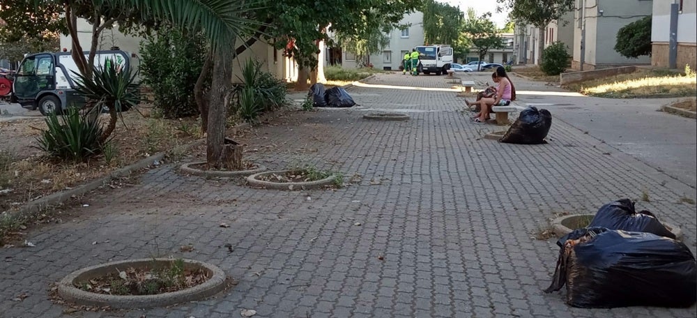 Foto portada: operaris d'SMATSA, als Merinals, fa uns dies. Autor: @smatsasbd via Twitter. 