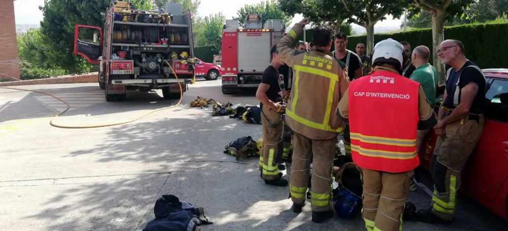 Foto portada: Operatiu dels Bombers de la Generalitat atenent a l'incendi de l'escola La Vall. Foto: Toni Alfaro / Bellatera Diari. 