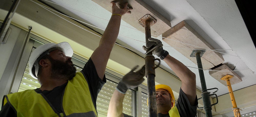 Operaris apuntalant pisos dels Merinals, l'any 2019. Autor: David B.