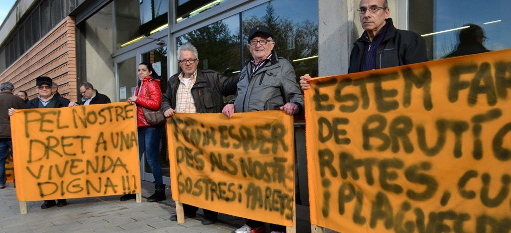 Foto portada: veïns al casal cívic dels Merinals. Autor: David B. 