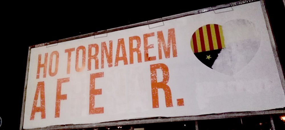 Foto portada: pancarta de Cs repintada pel CDR al barri de Can Llong. Autor: J.d.A. 