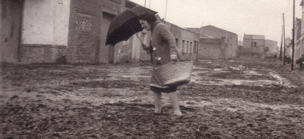 Els enfangats carrers dels barris de Sabadell, en aquest cas a la Creu de Barberà, en una imatge d'arxiu