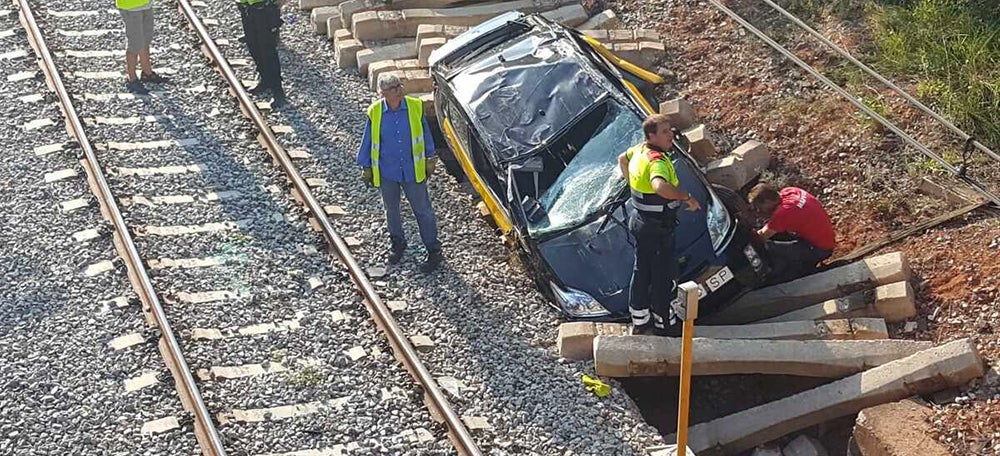 Caiguda de vehicle a la via. Autor Cristóbal Castro - Món Terrassa.