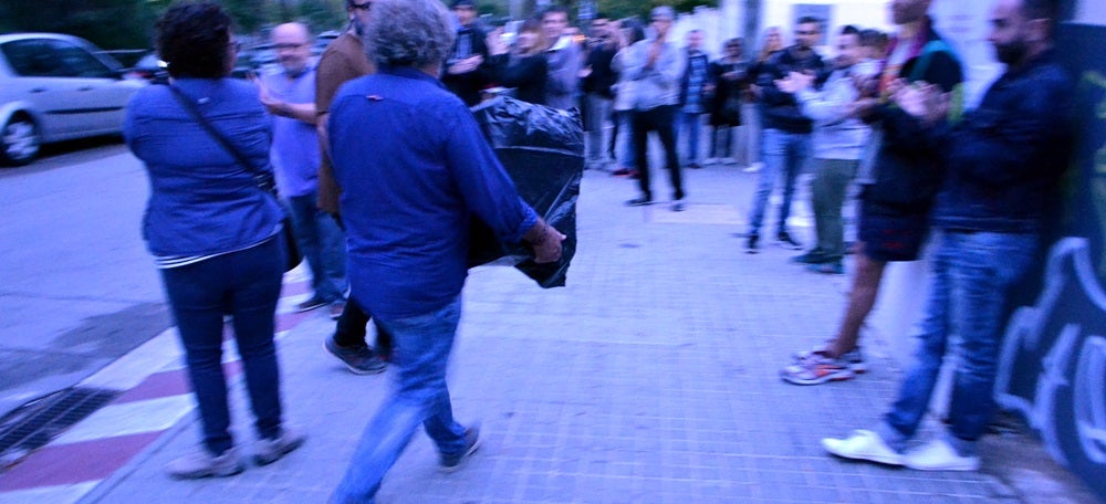 Foto portada: arribada de les urnes a l'escola Can Llong, l'1-O. Autor: J.d.A. 