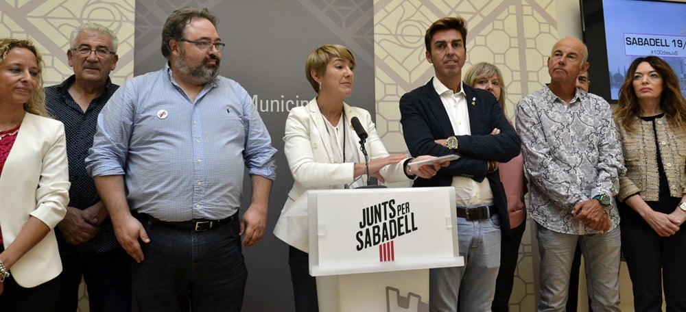 Foto portada: els regidors de Junts, amb simpatitzants de la formació. Autor: J.d.A. 