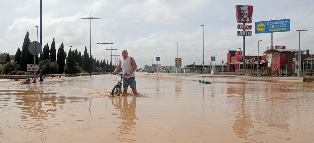 Un home travessa una via totalment inundada al poble murcià de San Javier, el 13 de setembre del 2019 (Horitzontal).