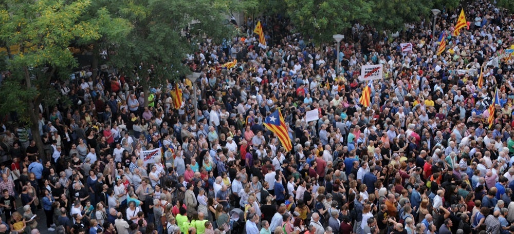 Un moment de la concentració, dilluns, a la plaça Sant Roc. Autor: E.Barnola.