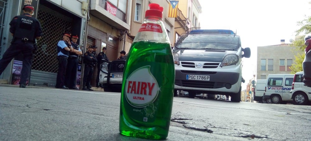 Foto portada: un pot de Fairy, a les portes del carrer Convent, on es fa un dels registres a Sabadell. Autor: David B. 