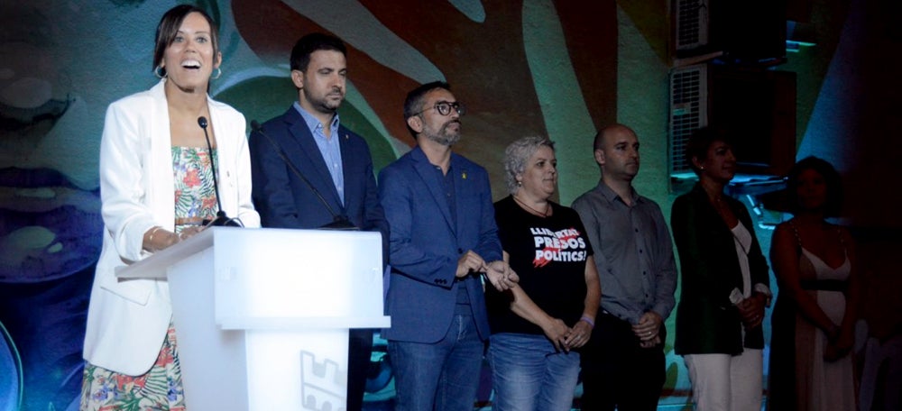 Foto portada: Farrés, acompanyada dels portaveus dels Grups Municipals. Autor: David B.