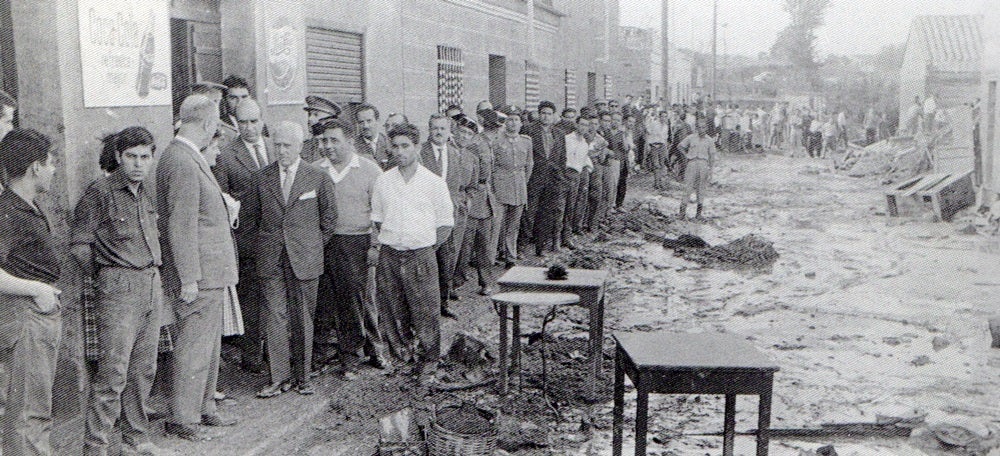 Veïns i autoritats a Torre-romeu després de la riuada (sota l'anunci de Pepsi Cola, Camilo Alonso Vega, ministre de Governació). Autor: Postius.