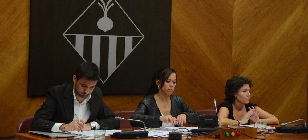 Foto portada: Pol Gibert, Marta Farrés i Marta Morell, a la sala de plens. Autor: David B. 