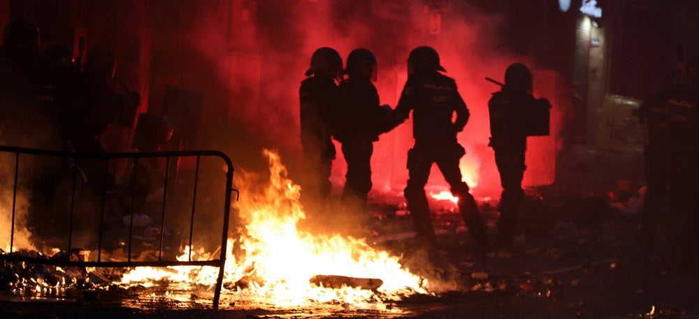 Policies nacionals entre flames als disturbis al centre de Barcelona per la vaga general (horitzontal)