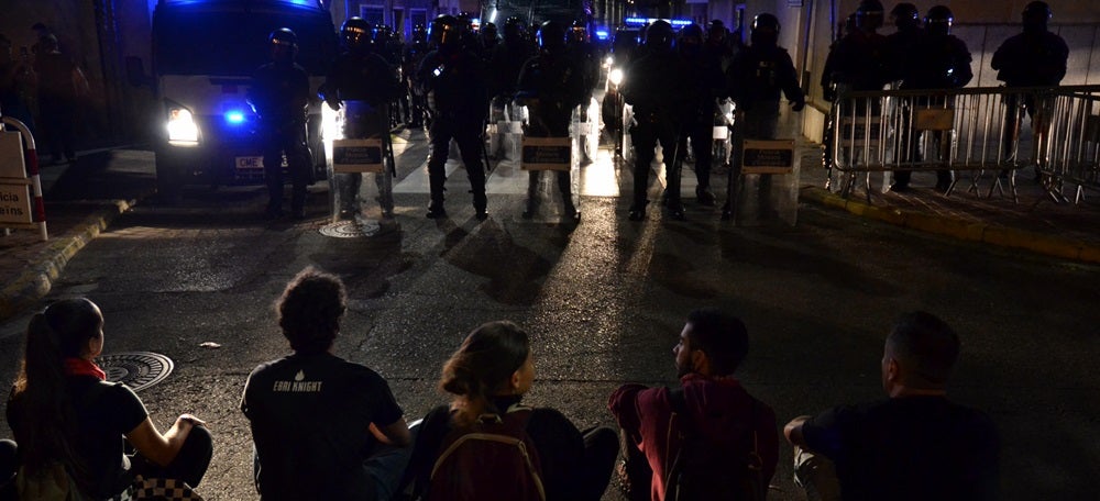 Foto portada: manifestant asseguts davant els Mossos d'Esquadra. Autor: J.d.A. 