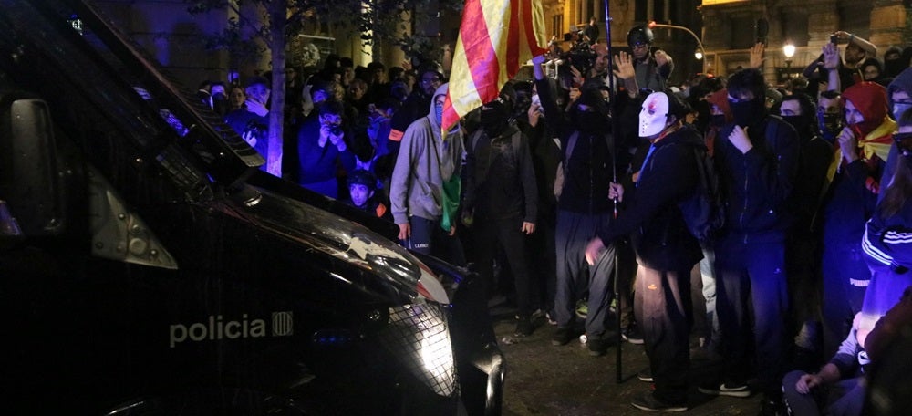 Desenes de manifestants a l'entorn d'una furgoneta policial al centre de Barcelona, el 26 d'octubre del 2019 (horitzontal).