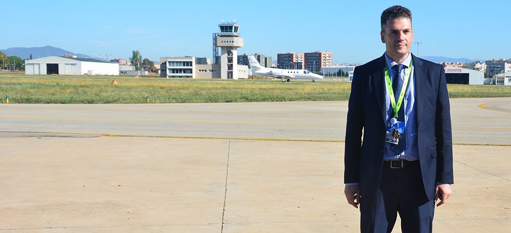 Foto portada: El director de l'Aeroport de Sbadell, José Andrés Domíngez, amb la torre de control al fons. Autor: David B,