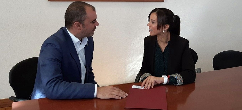 Foto portada: Ballart i Farrés, a la sala de govern de l'ajuntament de Sabadell. Autor: cedida. 