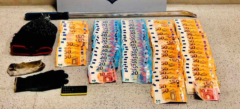 Foto portada: els bitllets en metàl·lic que tenien els detinguts de la caixa forta de la botiga. Autor: Mossos. 