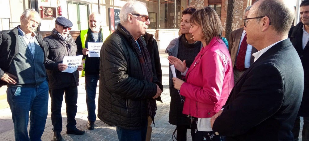 Foto portada: el president de la FAV Sabadell, Manuel Navas, i la consellera de Salut, Alba Vergés, al Parc Taulí, aquest dijous. Autor: David B. 
