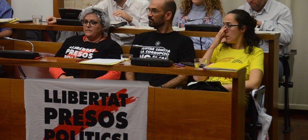 Foto portada: els regidors de la Crida Nani Valero, portaveu municipal, Maties Serracant i Anna  Lara. Autor: David B. 