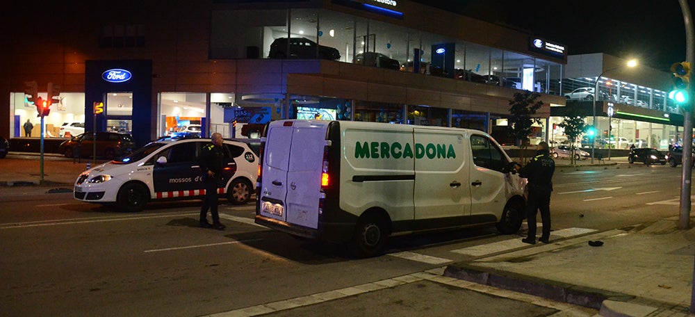Foto portada: la furgoneta del Mercadona, durant la manifestació. Autor: David B.