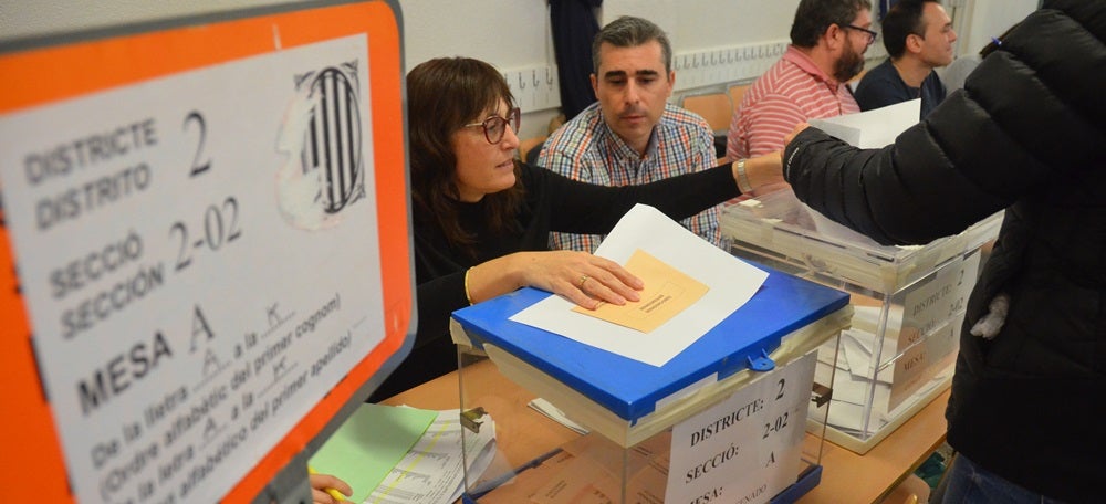 Foto portada: vots a l'escola Amadeu Vives, a l'Eixample. Autor: David B.